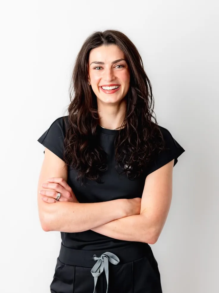 Dazy Culler, criadora do Mente Ativa, sorrindo de braços cruzados.